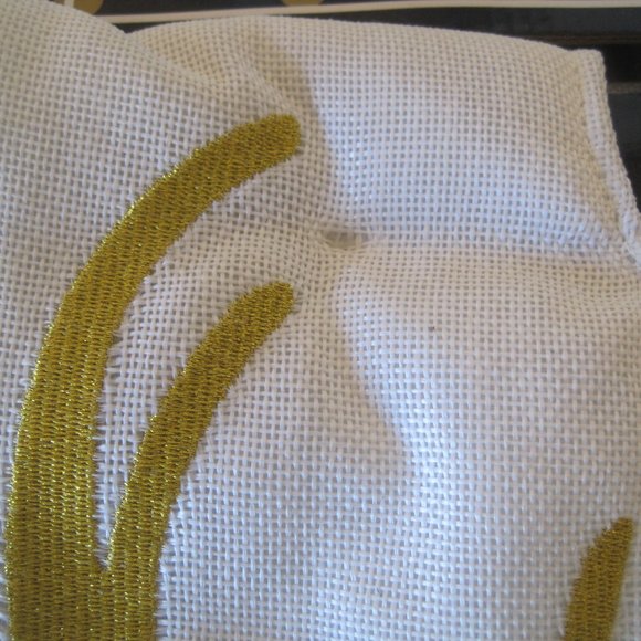 CROWN AND IVY BUCK DEER TREE SKIRT NWT $130.00 - Picture 4 of 7